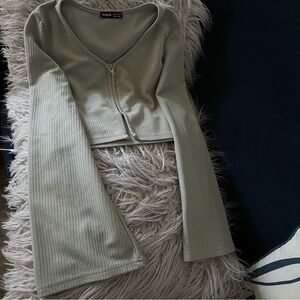 $5 if bundled 💞 Green long sleeve blouse